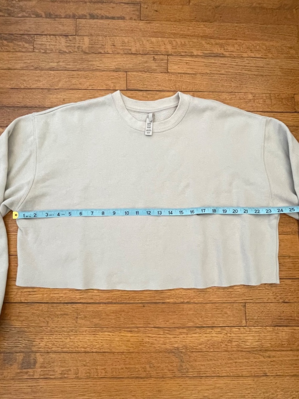 Skims Cotton Fleece Cropped Sweatshirt - Picture 6 of 8